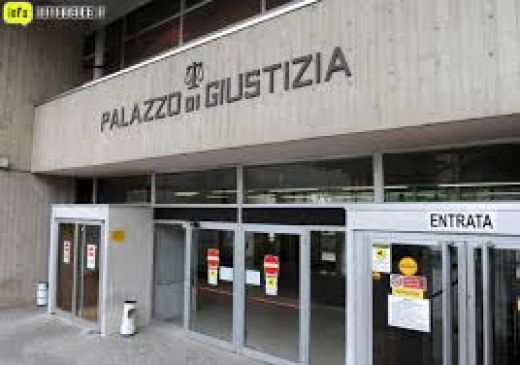 A processo per truffa una promotrice finanziaria recanatese ingresso tribunale macerata