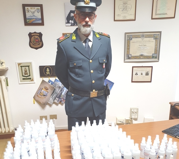 sequestrati oltre 700 litri di un falso disinfettante contro il coronavirus Guardia di Finanza - disinfettante sequestrato