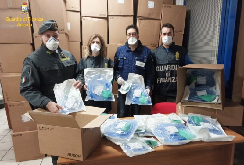 Ancona – maxi sequestro di componenti di respiratori per terapia intensiva diretti all’estero. Guardia di Finanza - respiratori