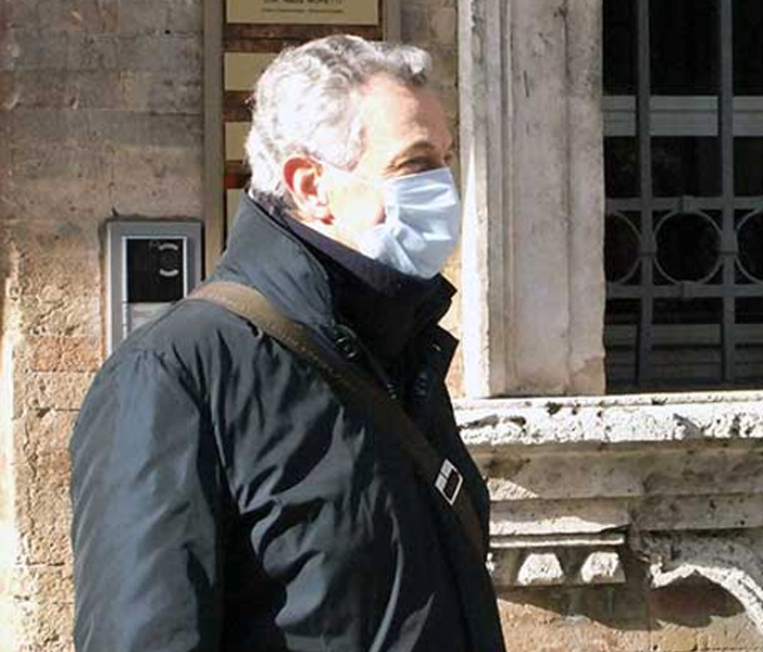 Recanati: sale a 40 il numero dei contagiati e a 61 le persone in quarantena sindaco Bravi con mascherina