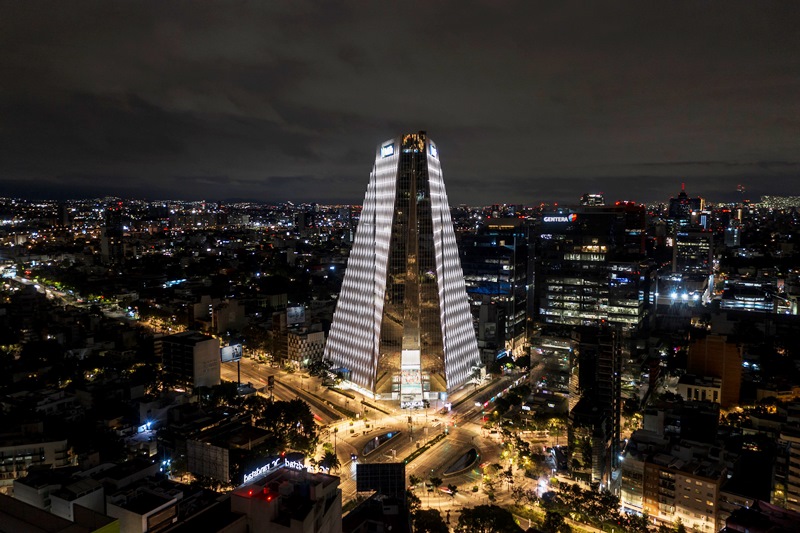 Gli apparecchi iGuzzini illuminano la Torre Manacar di Città del Messico,