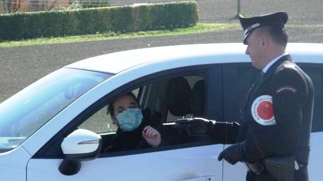 10 le persone denunciate perchè non rispettavano le norme per il coronavirus carabinieri-mascherina