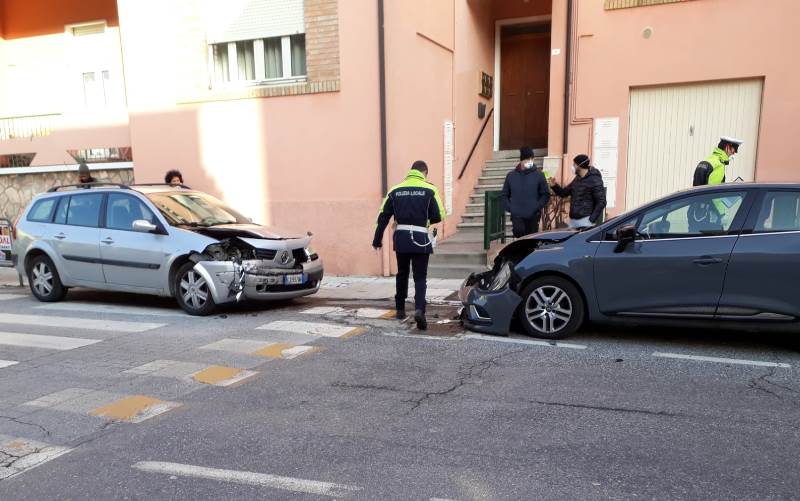 Filotto di auto danneggiate in via Giovanni XXIII auto in sosta danneggiate
