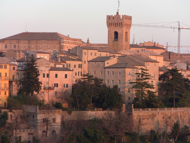 Recanati si fa bella per il 2022 a costo zero sulla comunità Recanati - panorama con torre