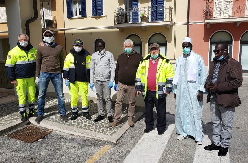 Porto Recanati: 1000 euro alla Protezione Civile da parte della comunità senegalese dell’Hotel House senegalesi-mascherina