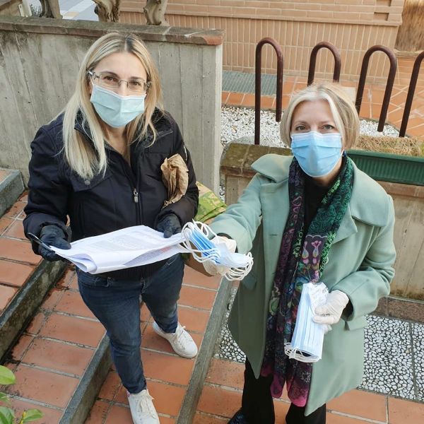Recanati: in corso la distribuzione di mascherine soccio-paoltroni-mascherine