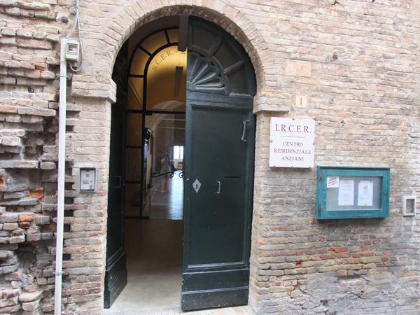 Riccardo Ficara Pigini eredita il buon lavoro fatto alla Fondazione Ircer di Recanati casa di riposo - Ircer - portone
