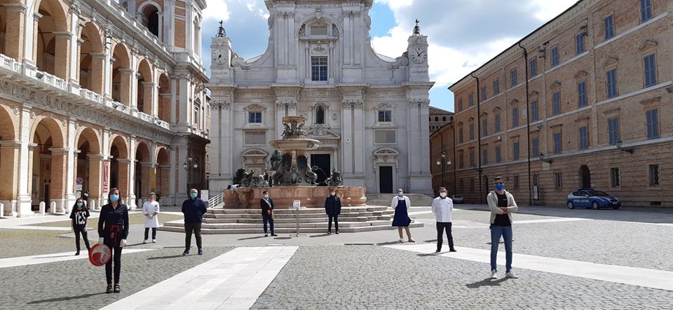 commercianti consegnano le chiavi al sindaco consegna simbolica chiavi