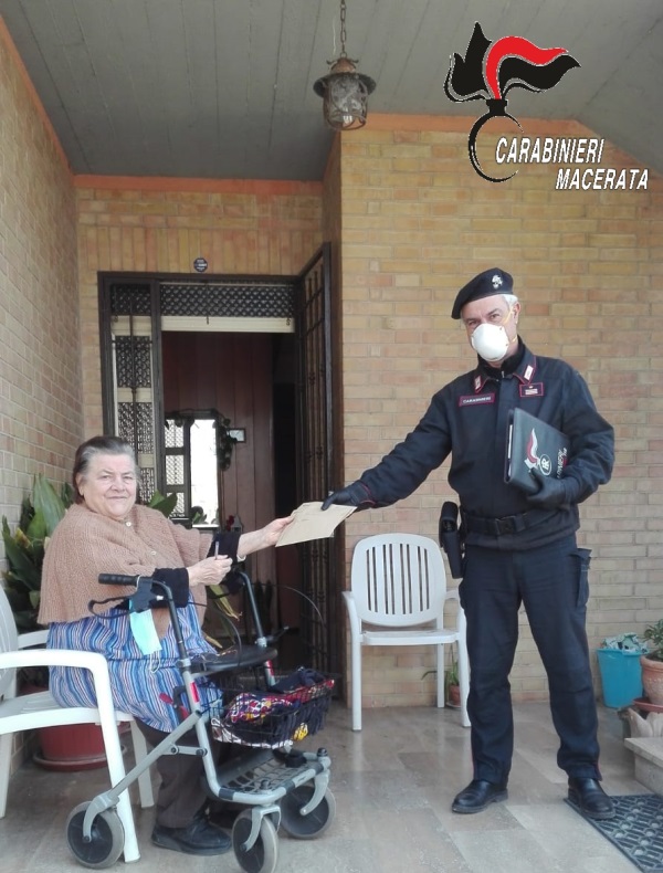 I carabinieri di Recanati ritirano e consegnano la pensione a una signora del posto Angelo pardi carabiniere
