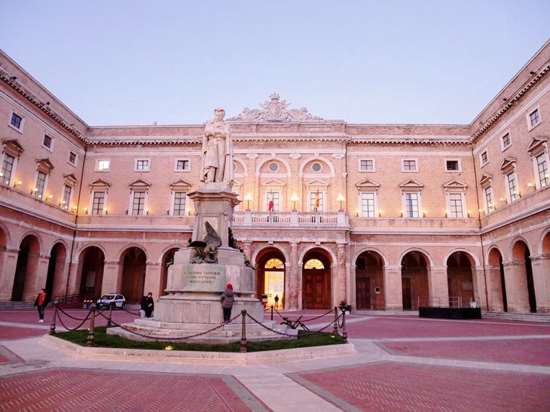 Recanati è una città ben amministrata e che funziona. piazza leopardi