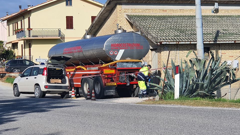 Di nuovo potabile l’acqua di Montefano autobotte