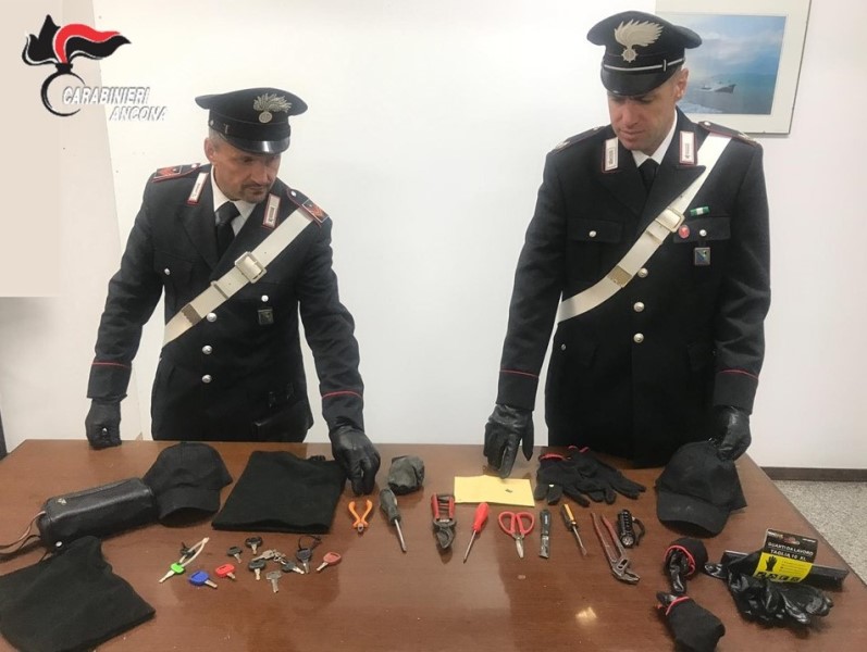 Arrestati tre albanesi per i furti in abitazione di fine anno. carabinieri arnesi scasso