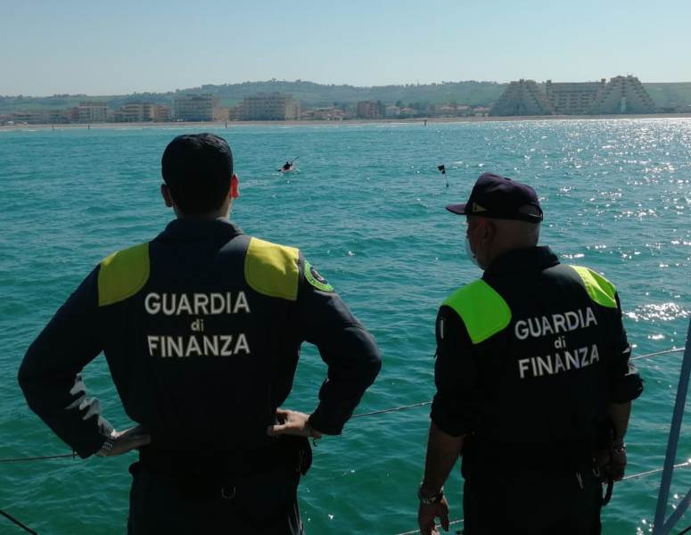 se ne vanno in windsurf, in canoa o a passeggio: multati dalla Guardia di Finanza guardia di finanza e canoa