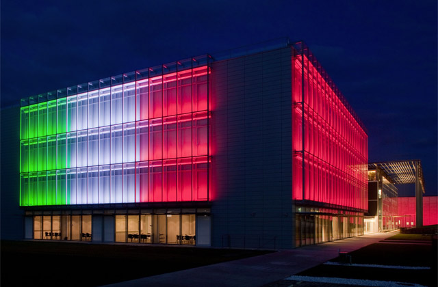 Operai al lavoro da lunedì alla IGuzzini Illuminazione IGuzzini-bandiera italiana