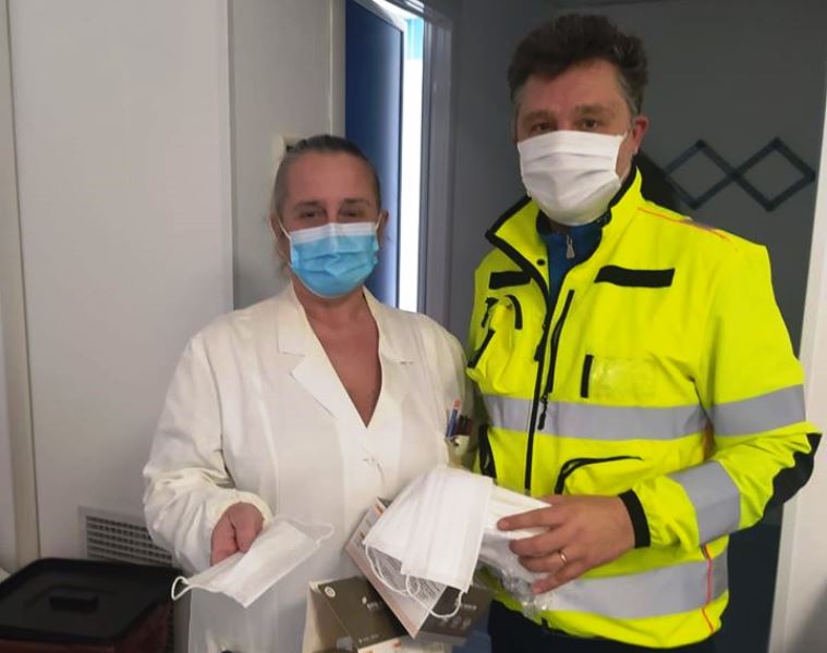 Loreto: 6 i casi positivi al covid-19 alla casa di riposo “Oasi Ave Maria” sindaco Loreto con mascherina e OSS