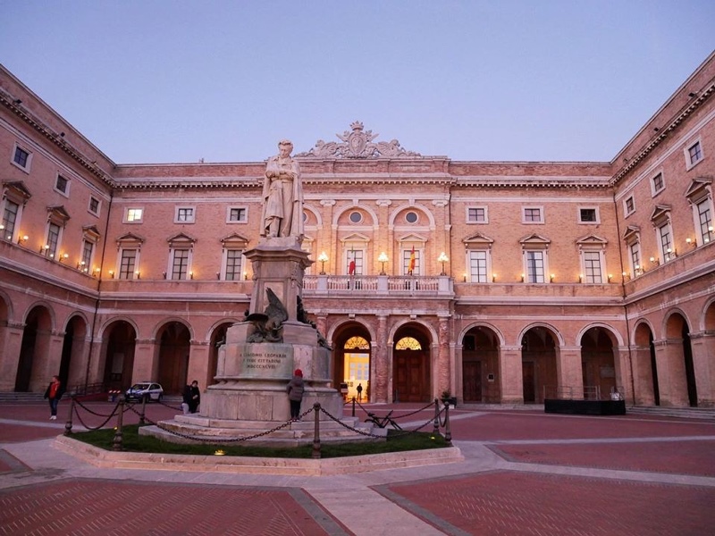 Recanati: sabato riapre il caffè Piazza Leopardi piazza Leopardi
