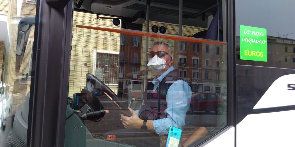Conerobus, insulti all’autista e sputi