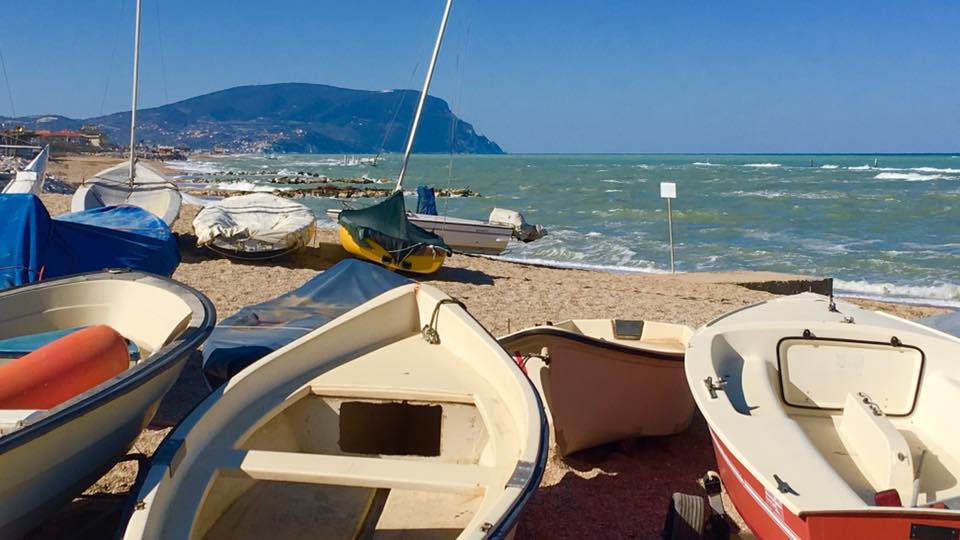 Porto Recanati: litiga con il suo lui ed entra in mare.