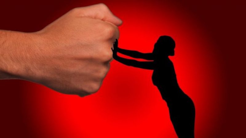 Monte Roberto. Trovata morta nel letto con il volto tumefatto: si cerca il marito. La vittima aveva alle spalle anni di violenze