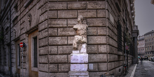 Cresce la curiosità degli autori dell’iniziativa del Manifesto per la rinascita pasquino monumento