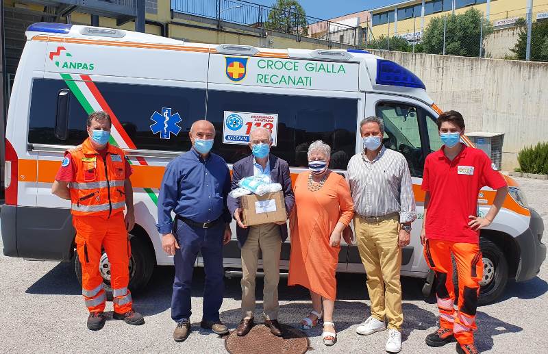 Donate mascherine dal Rotary Recanati alla Croce Gialla croce gialla e mascherine