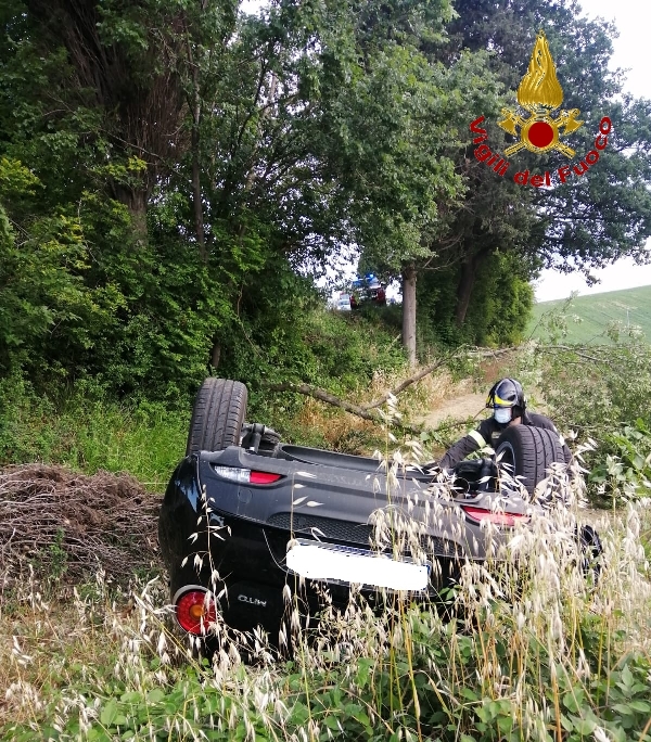 Incidente agli archi di Loreto fra due auto. Grave una ragazza auto cappottata