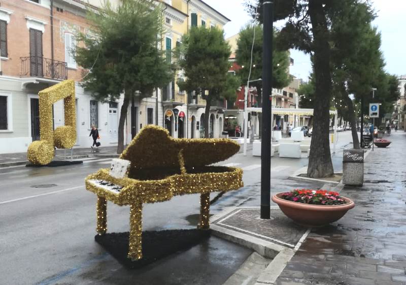 Parte da stasera l’isola pedonale musicale a Porto Recanati.