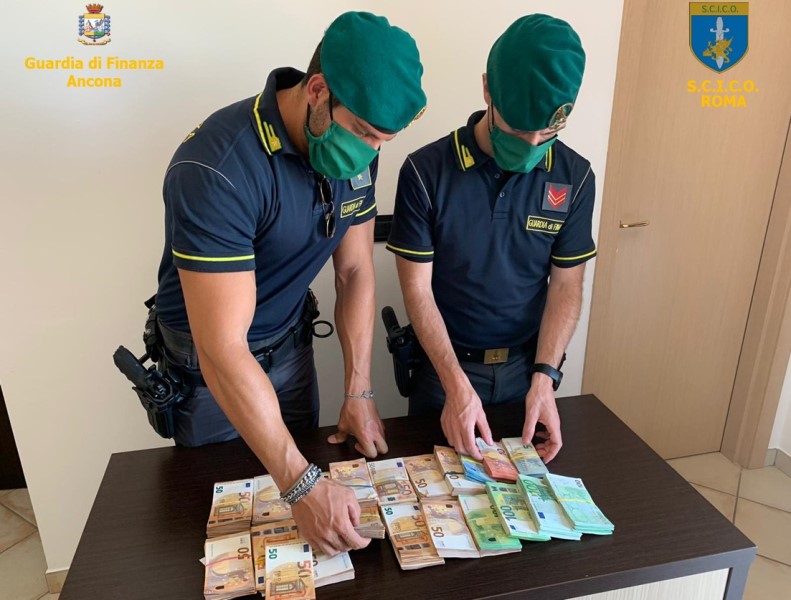 maxi riciclaggio da 130 milioni di euro con novanta società in nove regioni