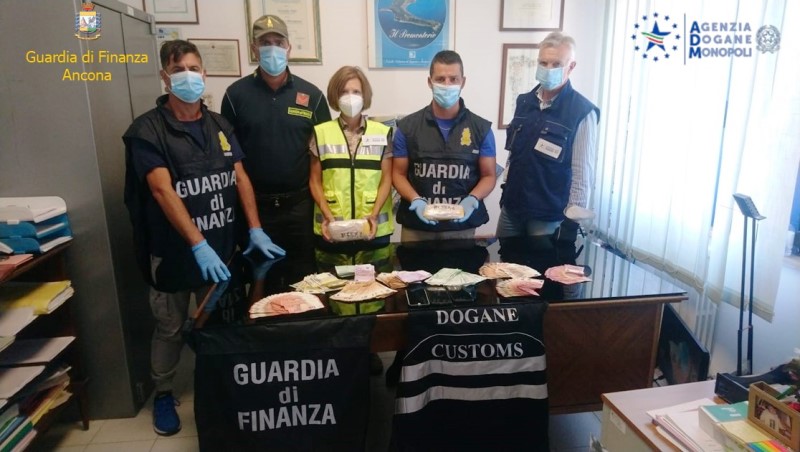 Operazione antidroga nel Porto di Ancona: arrestati due trafficanti e sequestrati oltre un chilogrammo di eroina e 43.000 euro in contanti.