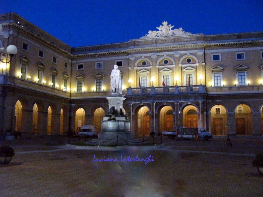 Recanati. 5 milioni di debiti non riscossi palazzo comunale notte