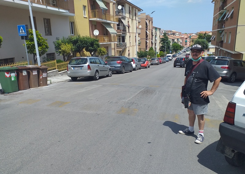 Passaggi pedonali a rialzo invisibili, segnaletica mancante. Chi sanziona il Comune?