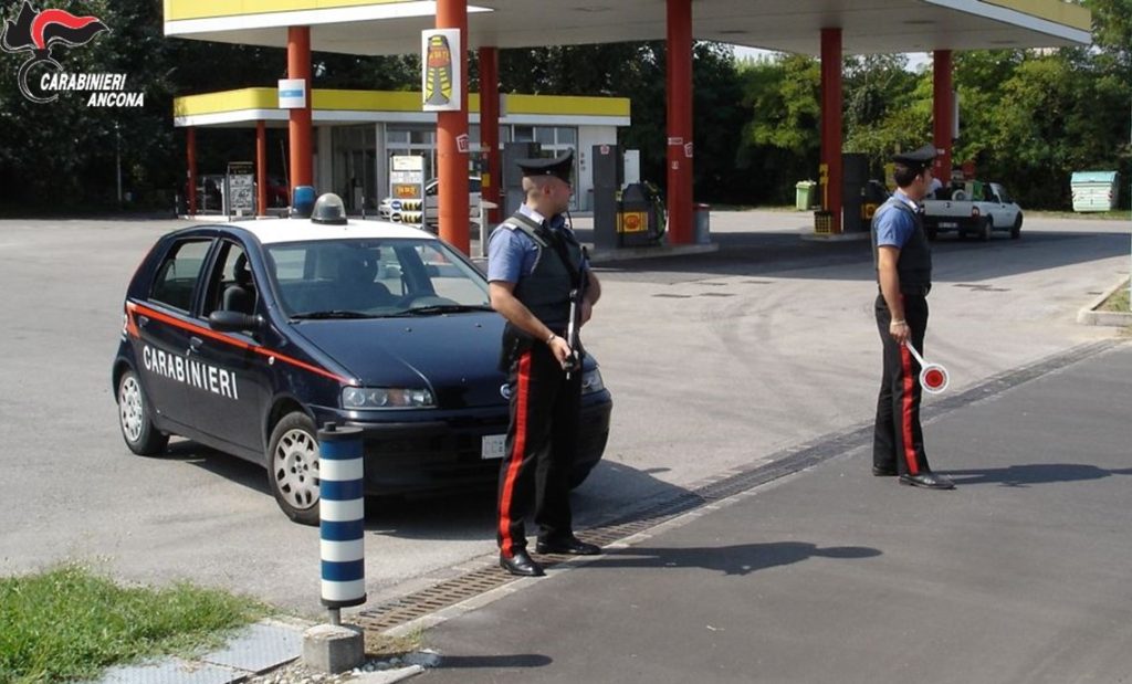 Picchiato e rapinato al casello autostradale di Ancona Sud per 20 euro