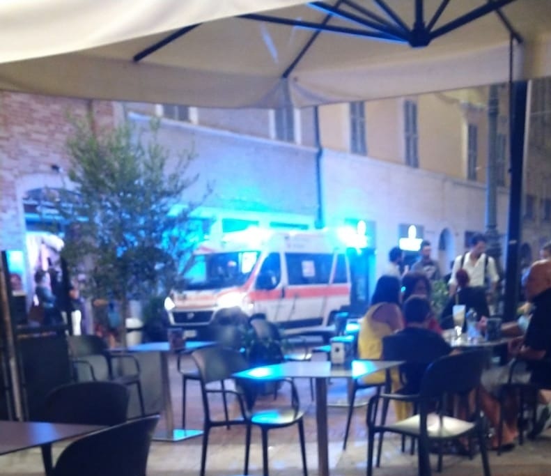 malore per un quarantenne alla movida in centro storico a Recanati