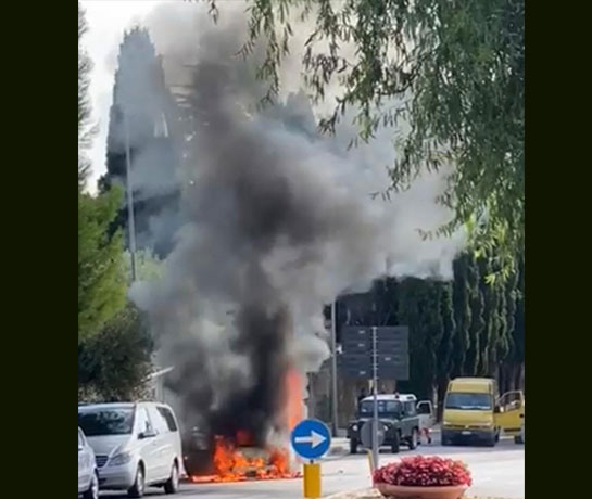 Auto avvolta dalle fiamme davanti al cimitero