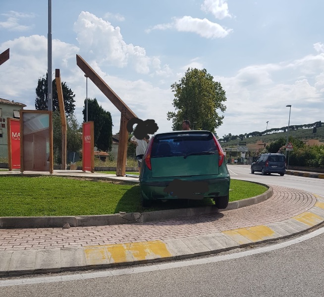Auto “parcheggia sopra aiuola della rotatoria auto sopra aiuola