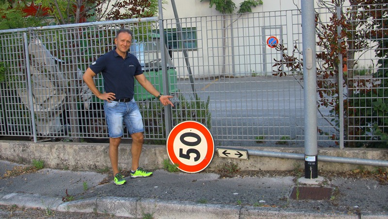 Comune non curante del pericolo che corrono gli automobilisti. video Battaglini francesco