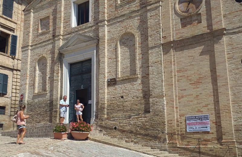 Pubblicità commerciale su chiesa di Recanati del XIII secolo