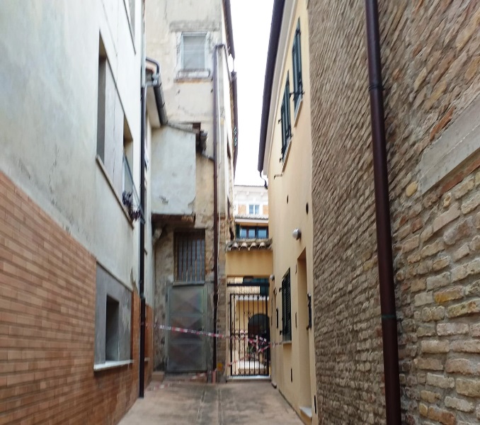 Ala di un palazzo pericolante. Ordinanza di quattro anni fa del tutto ignorata. palazzo lesionato dal terremoto