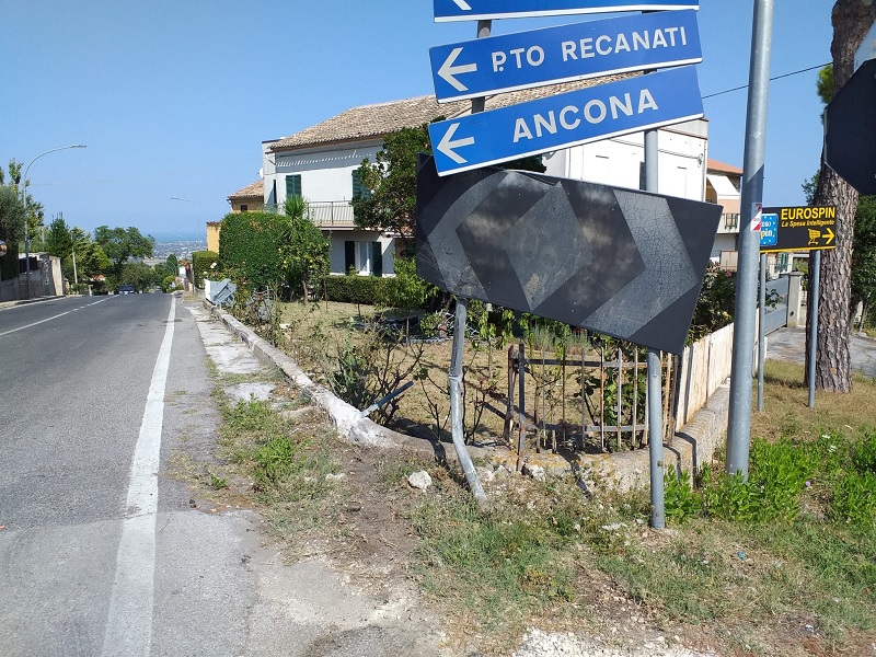 Ore due di notte. Auto abbatte dieci metri di recinzione di una abitazione