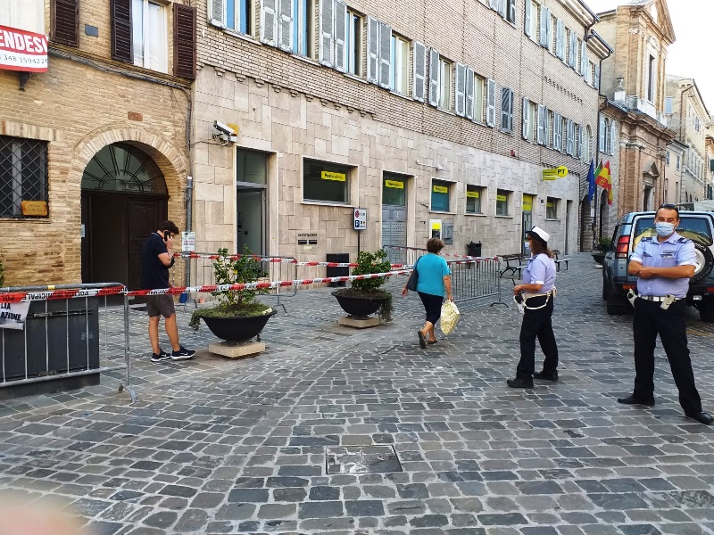 Cade un pezzo di cornicione dal palazzo delle poste a Recanati.