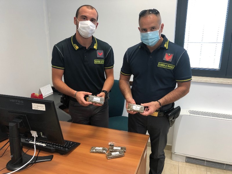 SEQUESTRATATI CIRCA 500 GRAMMI DI HASHISH. TRATTO IN ARRESTO IL RESPONSABILE.