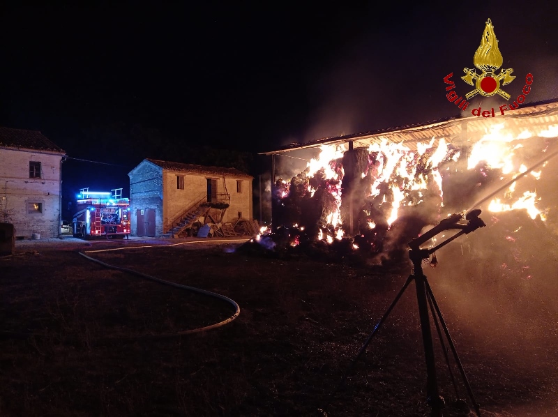 Incendio questa notte in un fienile a Santa Croce di Recanati
