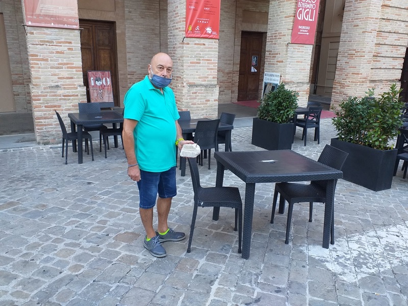 Spintoni e lancio di pietre questa notte nel piazzale del teatro Persiani a Recanati marop sasso