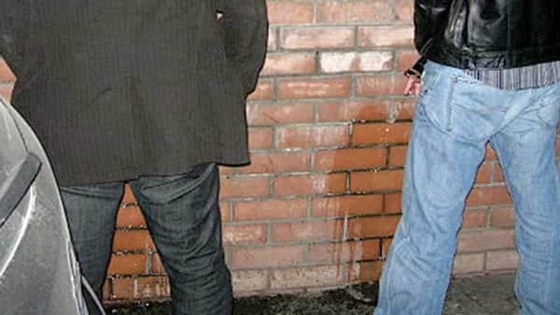 Fanno la pipì in piazza della Libertà a Macerata. Contravvenzionati con una multa di 3.333 euro