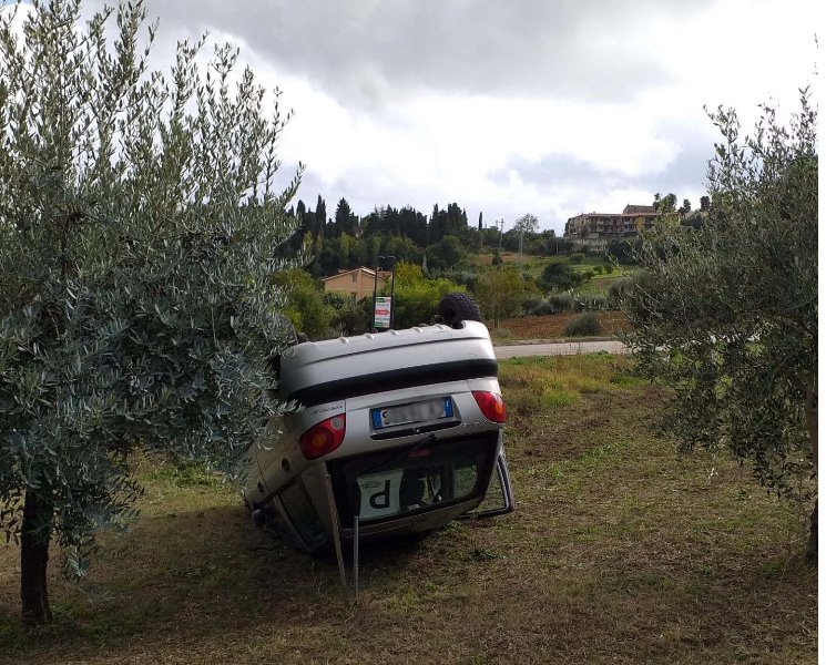Fuiristrada per un’auto lungo la Bretella Paolina a Recanati