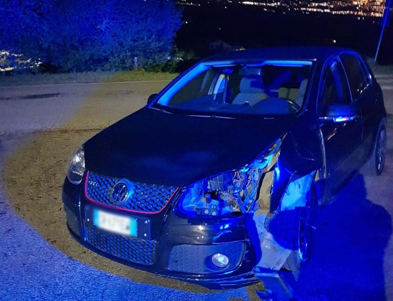 Si abbatte su un palo dell’illuminazione pubblica, si dà alla fuga, ma incontra pattuglia della Polizia Locale.
