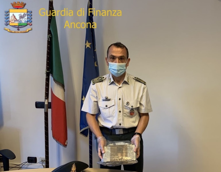 Trasportava un panetto di droga. Arrestato un cittadino italiano.
