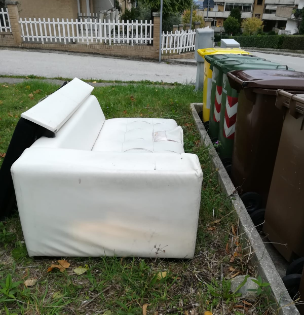 Recanati: città dei divani abbandonati!