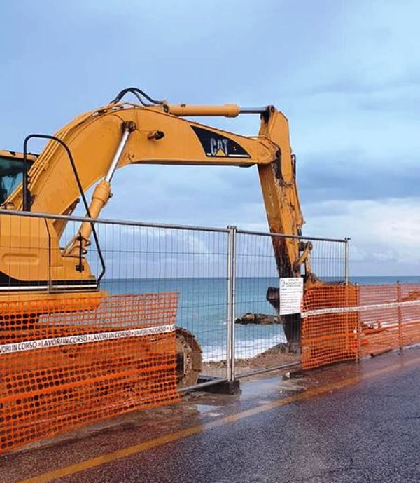 Porto recanati: gru al lavoro per le scogliere