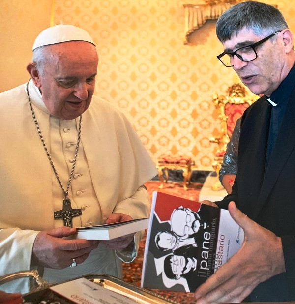 Nelle mani di Papa Francesco il libro dedicato a Don Fortunato Di Noto